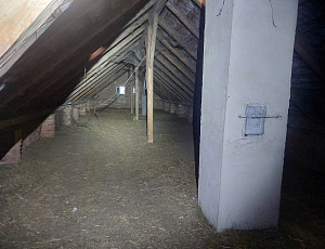 Zateplení stropu rodinného domu pomocí foukané izolace